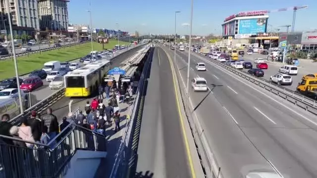 Kovid-19'la mücadele tedbirleri kapsamında 26 Nisan Pazartesi saat 05.00'e kadar sürecek sokağa çıkma kısıtlaması başladı. Kovid-19'la mücadele tedbirleri kapsamında 26 Nisan Pazartesi saat 05.00'e kadar sürecek sokağa çıkma kısıtlaması başladı.