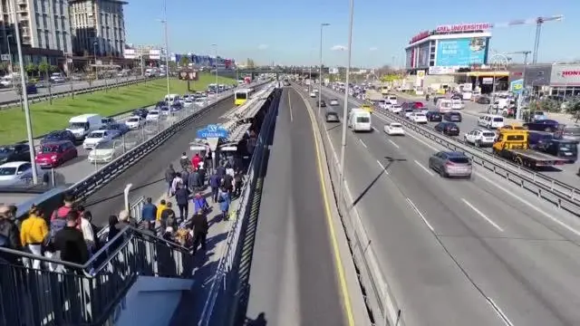 Kovid-19'la mücadele tedbirleri kapsamında 26 Nisan Pazartesi saat 05.00'e kadar sürecek sokağa çıkma kısıtlaması başladı. Kovid-19'la mücadele tedbirleri kapsamında 26 Nisan Pazartesi saat 05.00'e kadar sürecek sokağa çıkma kısıtlaması başladı.