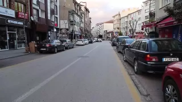 AFYONKARAHİSAR - Kısıtlamanın başlamasıyla sokaklar boşaldı AFYONKARAHİSAR - Kısıtlamanın başlamasıyla sokaklar boşaldı