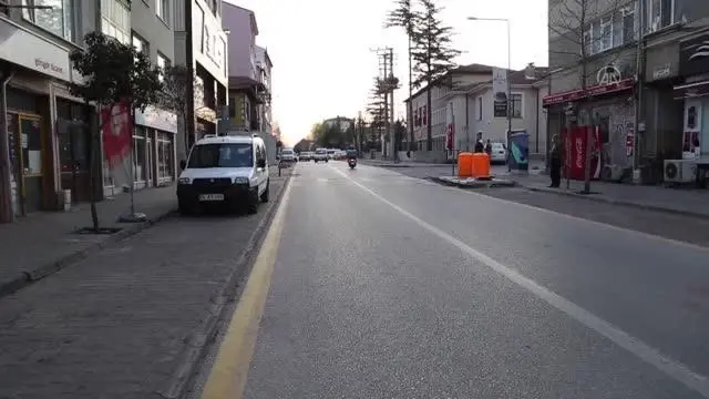 AFYONKARAHİSAR - Kısıtlamanın başlamasıyla sokaklar boşaldı AFYONKARAHİSAR - Kısıtlamanın başlamasıyla sokaklar boşaldı