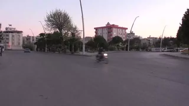 Doğu Anadolu'da sokağa çıkma kısıtlamasıyla cadde ve sokaklar sessizliğe büründü Doğu Anadolu'da sokağa çıkma kısıtlamasıyla cadde ve sokaklar sessizliğe büründü