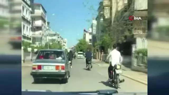 Kısıtlamaya rağmen asker konvoyu yaptılar, araçtan sarkıp havaya ateş açtılar Kısıtlamaya rağmen asker konvoyu yaptılar, araçtan sarkıp havaya ateş açtılar