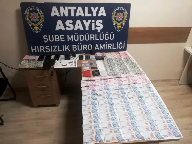 Kolombiyalı hırsızlık çetesinden, mağdurların çetelesini tuttukları 25 milyon liralık vurgun Kolombiyalı hırsızlık çetesinden, mağdurların çetelesini tuttukları 25 milyon liralık vurgun
