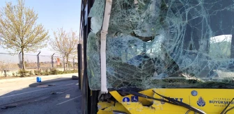 Kontrolden çıkan İETT otobüsü emniyet şeridindeki servis minibüsüne çarptı: 1 yaralı