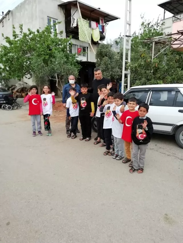 Kozan'da çocuklara tişört dağıtıldı Kozan'da çocuklara tişört dağıtıldı