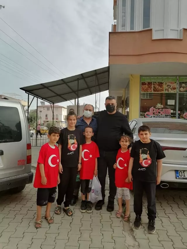 Kozan'da çocuklara tişört dağıtıldı Kozan'da çocuklara tişört dağıtıldı