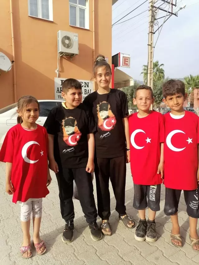 Kozan'da çocuklara tişört dağıtıldı Kozan'da çocuklara tişört dağıtıldı