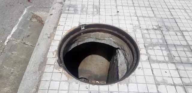 Lübnan'da ekonomik kriz derinleşiyor! Vatandaşlar rögar kapaklarını çalarak hurdacılara satıyor Lübnan'da ekonomik kriz derinleşiyor! Vatandaşlar rögar kapaklarını çalarak hurdacılara satıyor