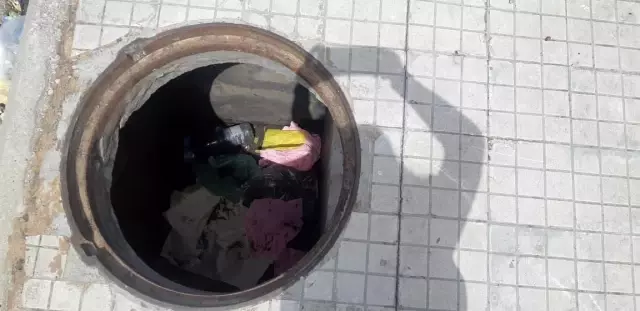 Lübnan'da ekonomik kriz derinleşiyor! Vatandaşlar rögar kapaklarını çalarak hurdacılara satıyor Lübnan'da ekonomik kriz derinleşiyor! Vatandaşlar rögar kapaklarını çalarak hurdacılara satıyor