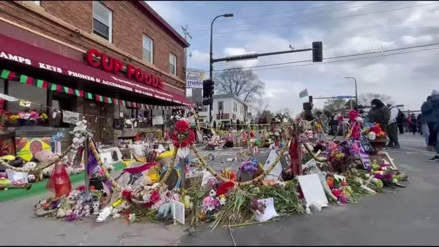 MİNNESOTA - Floyd taraftarları Minneapolis'teki anıta çiçek bıraktı MİNNESOTA - Floyd taraftarları Minneapolis'teki anıta çiçek bıraktı