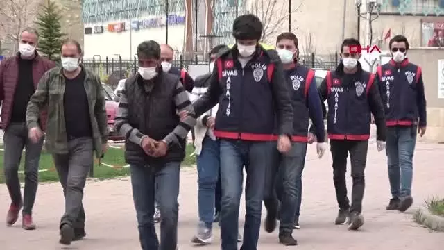 MUHTARIN OTOMOBİLİNİ DOLANDIRICILIK YÖNTEMİYLE GALERİYE SATAN 5 ŞÜPHELİ YAKALANDI MUHTARIN OTOMOBİLİNİ DOLANDIRICILIK YÖNTEMİYLE GALERİYE SATAN 5 ŞÜPHELİ YAKALANDI