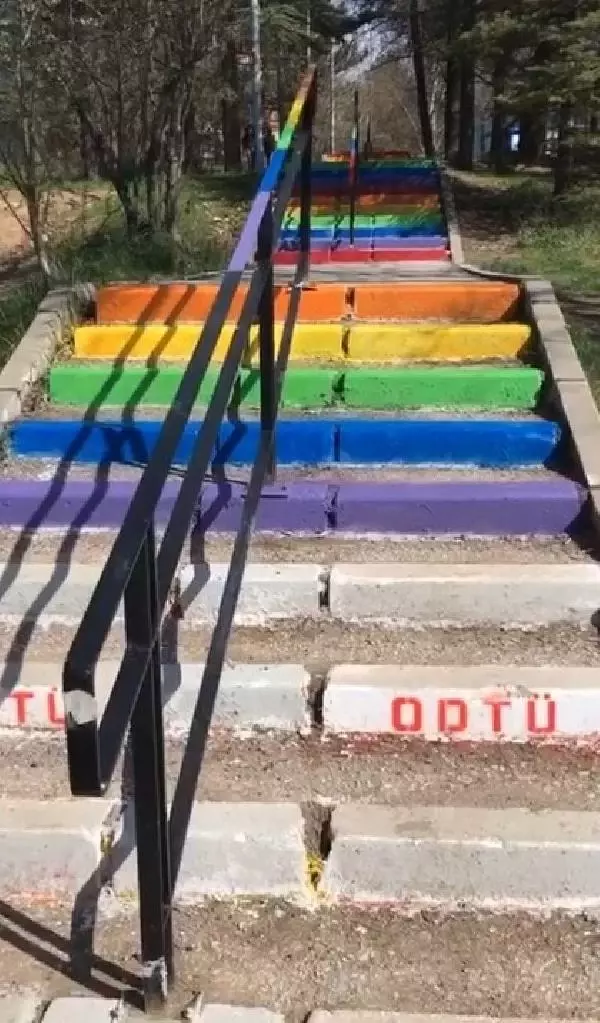 ODTÜ'de merdivenler, 4'üncü kez gökkuşağı renklerine boyandı ODTÜ'de merdivenler, 4'üncü kez gökkuşağı renklerine boyandı