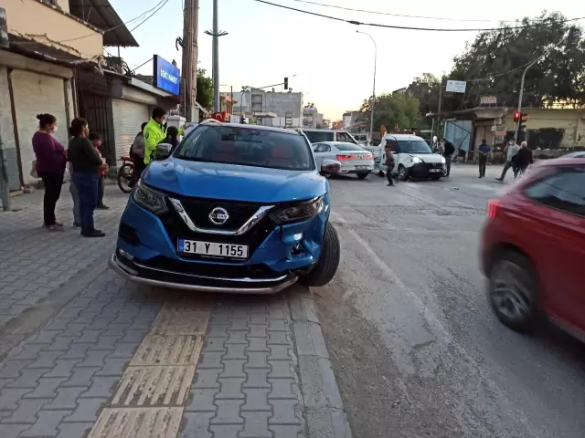 Samandağ'da 2 otomobil çarpıştı: 1 yaralı