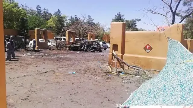 Pakistan'da bir otelin otoparkında meydana gelen patlamada ölenlerin sayısı 5'e yükseldi Pakistan'da bir otelin otoparkında meydana gelen patlamada ölenlerin sayısı 5'e yükseldi