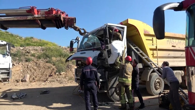 Pendik'te hafriyat kamyonları çarpıştı: 1 yaralı