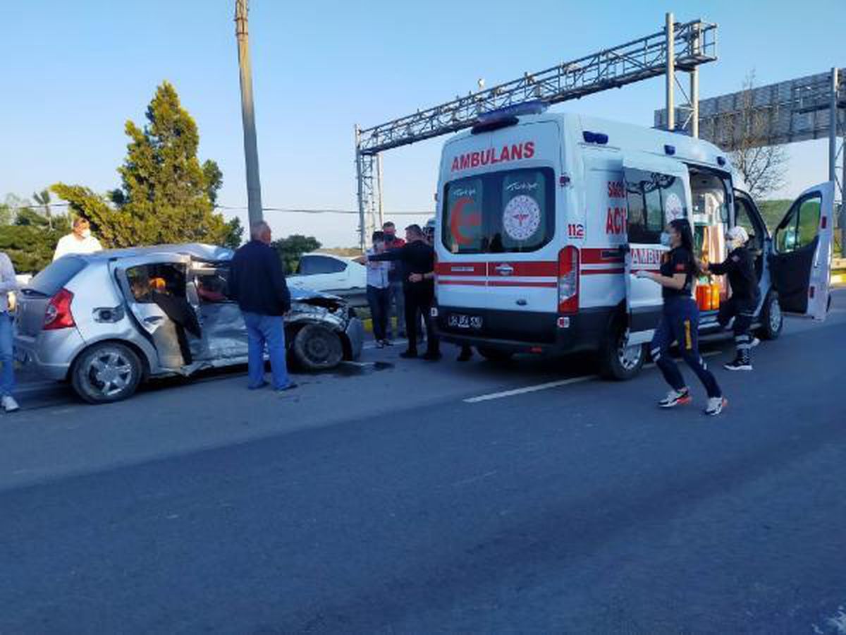 Sakarya'da iki otomobil kavşakta çarpıştı: 1 ölü, 3 yaralı