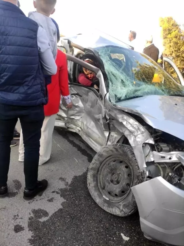 Son dakika haber... Kavşakta kaza: 1 ölü, 3 yaralı