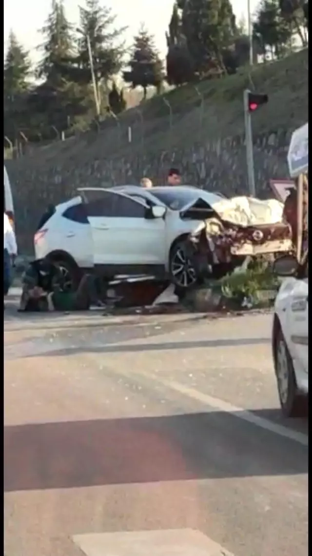 Son dakika haber... Kavşakta kaza: 1 ölü, 3 yaralı