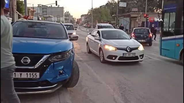 Samandağ'da 2 otomobil çarpıştı: 1 yaralı