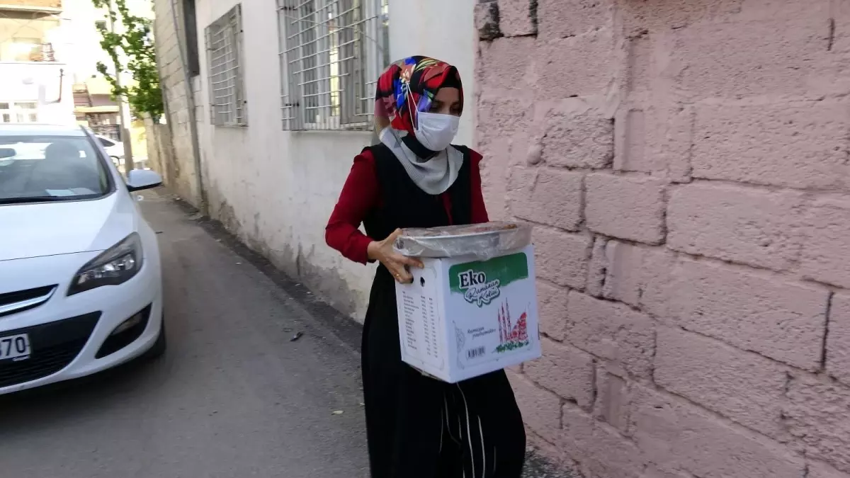Sıcak sıcak hazırlanan iftar yemekleri tek tek evlere bırakılıyor