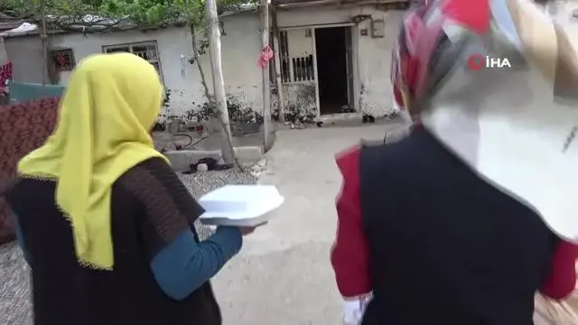 Sıcak sıcak hazırlanan iftar yemekleri tek tek evlere bırakılıyor