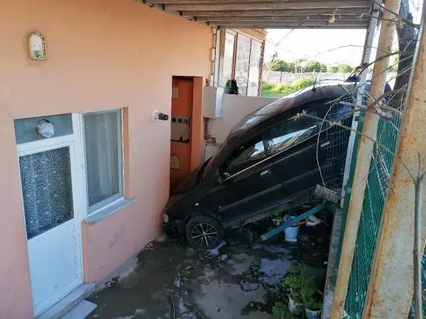 SİLİVRİ'DE OTOMOBİL EVİN BAHÇESİNE DÜŞTÜ SİLİVRİ'DE OTOMOBİL EVİN BAHÇESİNE DÜŞTÜ