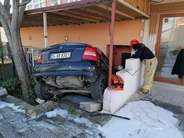 SİLİVRİ'DE OTOMOBİL EVİN BAHÇESİNE DÜŞTÜ SİLİVRİ'DE OTOMOBİL EVİN BAHÇESİNE DÜŞTÜ