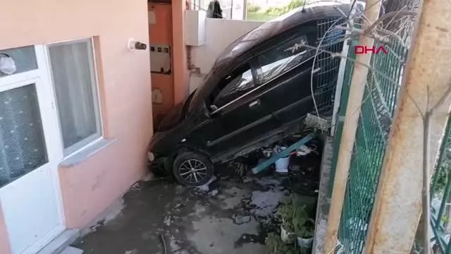 SİLİVRİ'DE OTOMOBİL EVİN BAHÇESİNE DÜŞTÜ SİLİVRİ'DE OTOMOBİL EVİN BAHÇESİNE DÜŞTÜ