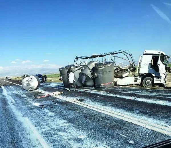 SÜT TANKERİ YOLDAN ÇIKTI; TONLARCA SÜT YOLA DÖKÜLDÜ SÜT TANKERİ YOLDAN ÇIKTI; TONLARCA SÜT YOLA DÖKÜLDÜ