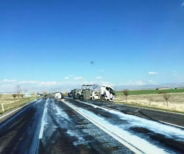 SÜT TANKERİ YOLDAN ÇIKTI; TONLARCA SÜT YOLA DÖKÜLDÜ SÜT TANKERİ YOLDAN ÇIKTI; TONLARCA SÜT YOLA DÖKÜLDÜ