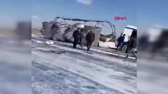SÜT TANKERİ YOLDAN ÇIKTI; TONLARCA SÜT YOLA DÖKÜLDÜ SÜT TANKERİ YOLDAN ÇIKTI; TONLARCA SÜT YOLA DÖKÜLDÜ