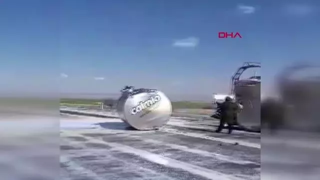 SÜT TANKERİ YOLDAN ÇIKTI; TONLARCA SÜT YOLA DÖKÜLDÜ SÜT TANKERİ YOLDAN ÇIKTI; TONLARCA SÜT YOLA DÖKÜLDÜ
