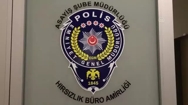 Antalya'da takip ettikleri kişilerin araçlarından para çaldıkları iddiasıyla yakalanan 3 şüpheli tutuklandı Antalya'da takip ettikleri kişilerin araçlarından para çaldıkları iddiasıyla yakalanan 3 şüpheli tutuklandı