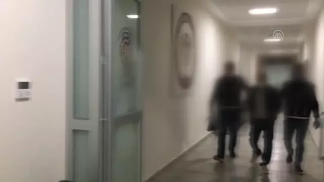 Antalya'da takip ettikleri kişilerin araçlarından para çaldıkları iddiasıyla yakalanan 3 şüpheli tutuklandı Antalya'da takip ettikleri kişilerin araçlarından para çaldıkları iddiasıyla yakalanan 3 şüpheli tutuklandı
