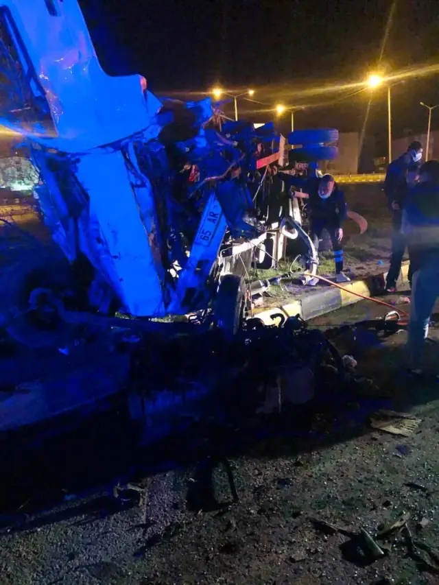 Tatvan'da 2 kamyon çarpıştı: 1 ölü, 2 yaralı Tatvan'da 2 kamyon çarpıştı: 1 ölü, 2 yaralı