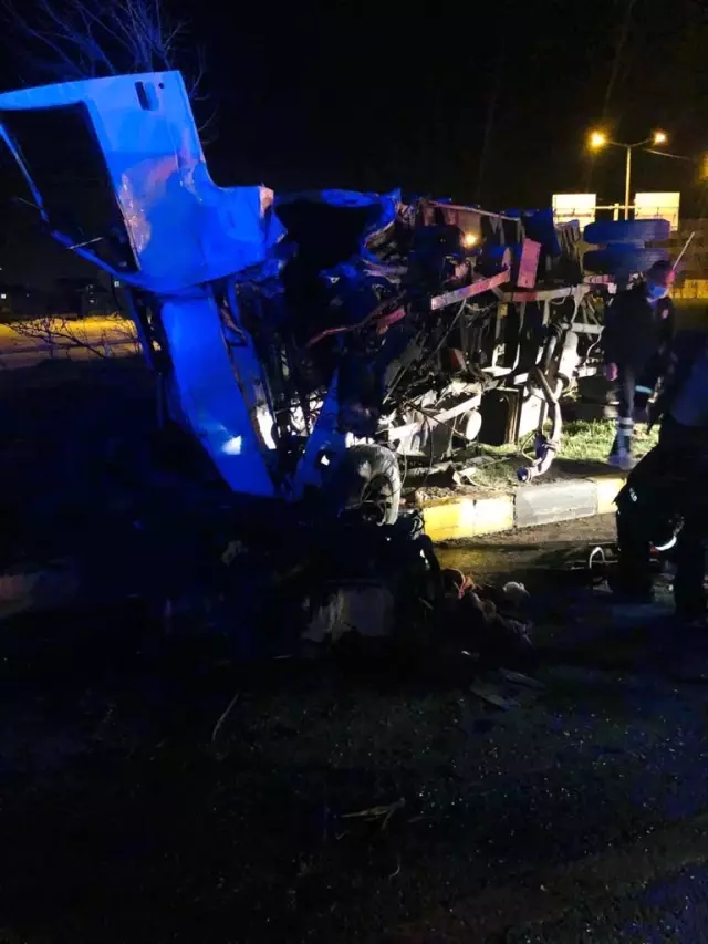 Tatvan'da 2 kamyon çarpıştı: 1 ölü, 2 yaralı Tatvan'da 2 kamyon çarpıştı: 1 ölü, 2 yaralı