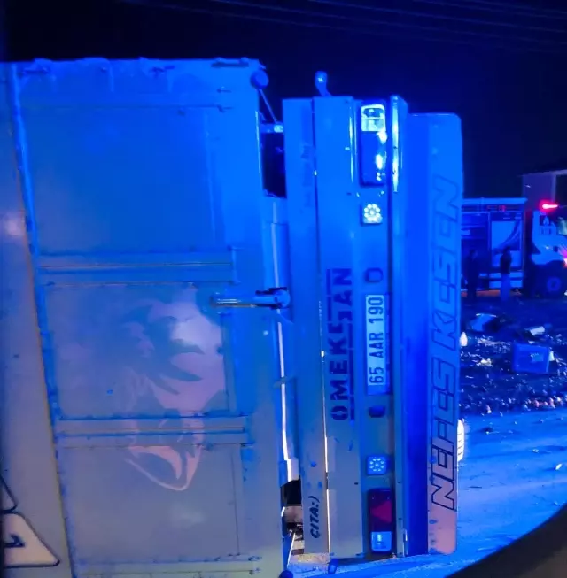 Tatvan'da 2 kamyon çarpıştı: 1 ölü, 2 yaralı Tatvan'da 2 kamyon çarpıştı: 1 ölü, 2 yaralı