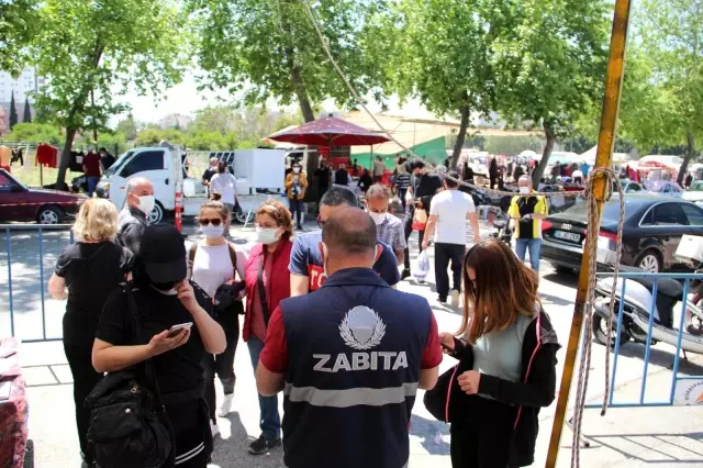 Üç günlük kısıtlama öncesi semt pazarları doldu taştı Üç günlük kısıtlama öncesi semt pazarları doldu taştı