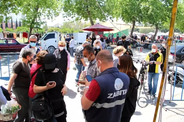 Üç günlük kısıtlama öncesi semt pazarları doldu taştı Üç günlük kısıtlama öncesi semt pazarları doldu taştı