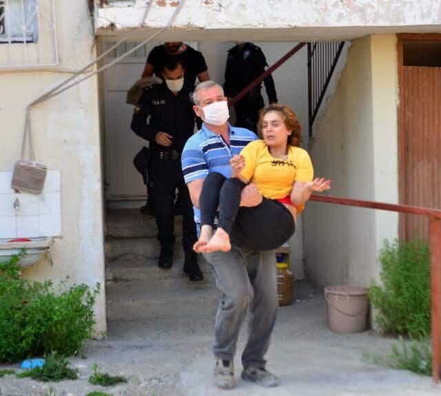 Uyuşturucu krizine giren genç kız evdeki eşyaları kırıp, kendini banyoya kilitledi Uyuşturucu krizine giren genç kız evdeki eşyaları kırıp, kendini banyoya kilitledi