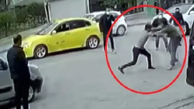 Yol verme kavgasında gözü dönen taksici 3 kişiyi yaraladı! Kan donduran anlar kamerada Yol verme kavgasında gözü dönen taksici 3 kişiyi yaraladı! Kan donduran anlar kamerada