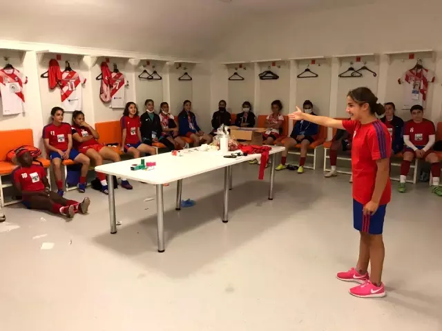 13 yaşındaki Kerime teknik direktör oldu 13 yaşındaki Kerime teknik direktör oldu