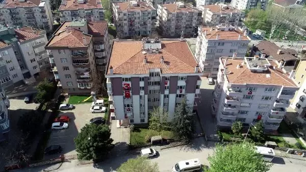 23 Nisan'da apartmanların dış cephelerine oyuncak astılar
