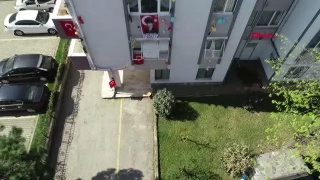 23 Nisan'da apartmanların dış cephelerine oyuncak astılar