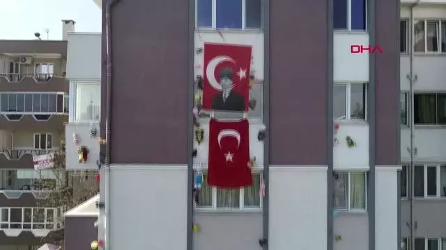 23 Nisan'da apartmanların dış cephelerine oyuncak astılar