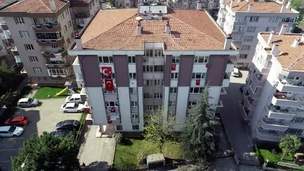 23 Nisan'da apartmanların dış cephelerine oyuncak astılar