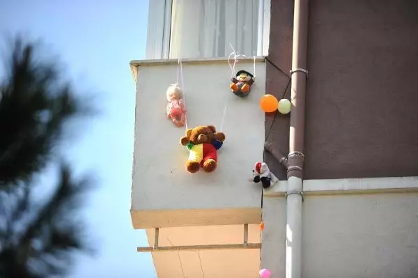 23 Nisan'da apartmanların dış cephelerine oyuncak astılar