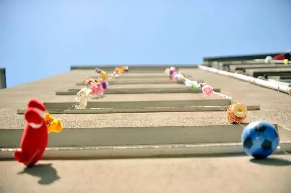23 Nisan'da apartmanların dış cephelerine oyuncak astılar