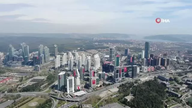 23 Nisan'da gökdelenler Türk bayraklarıyla donatıldı 23 Nisan'da gökdelenler Türk bayraklarıyla donatıldı