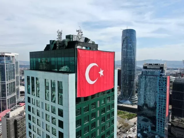 23 Nisan'da gökdelenler Türk bayraklarıyla donatıldı 23 Nisan'da gökdelenler Türk bayraklarıyla donatıldı